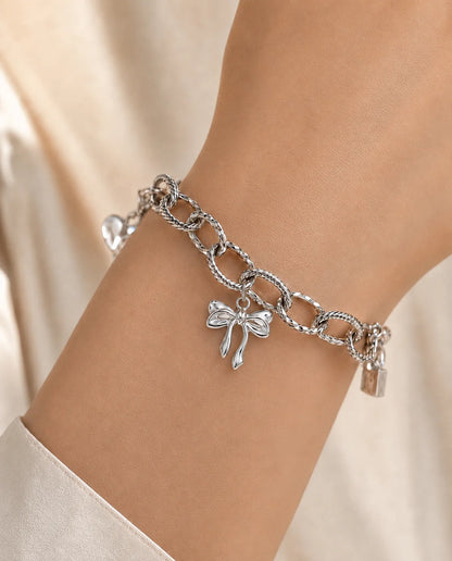 Chloe Schleifen Charm an silberfarbenem Charm-Armband
