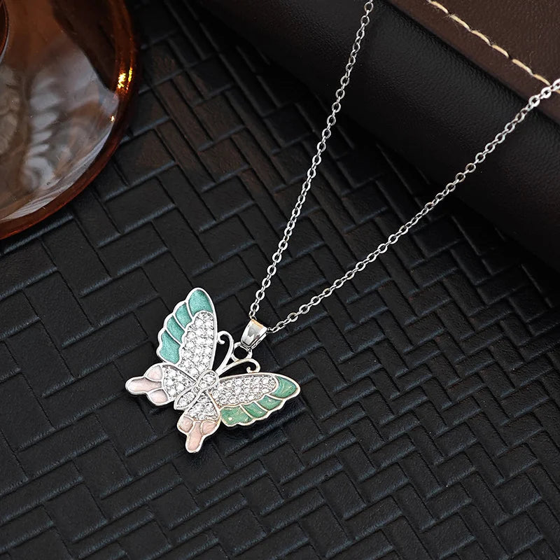 Silberne Titanstahl-Halskette "Chloe" mit Schmetterlings-Anhänger, grüner und rosa Emaille sowie Zirkonia-Steinen