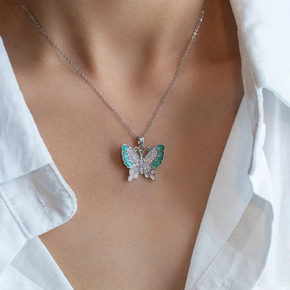 Silberne Titanstahl-Halskette "Chloe" mit Schmetterlings-Anhänger, grüner und rosa Emaille sowie Zirkonia-Steinen