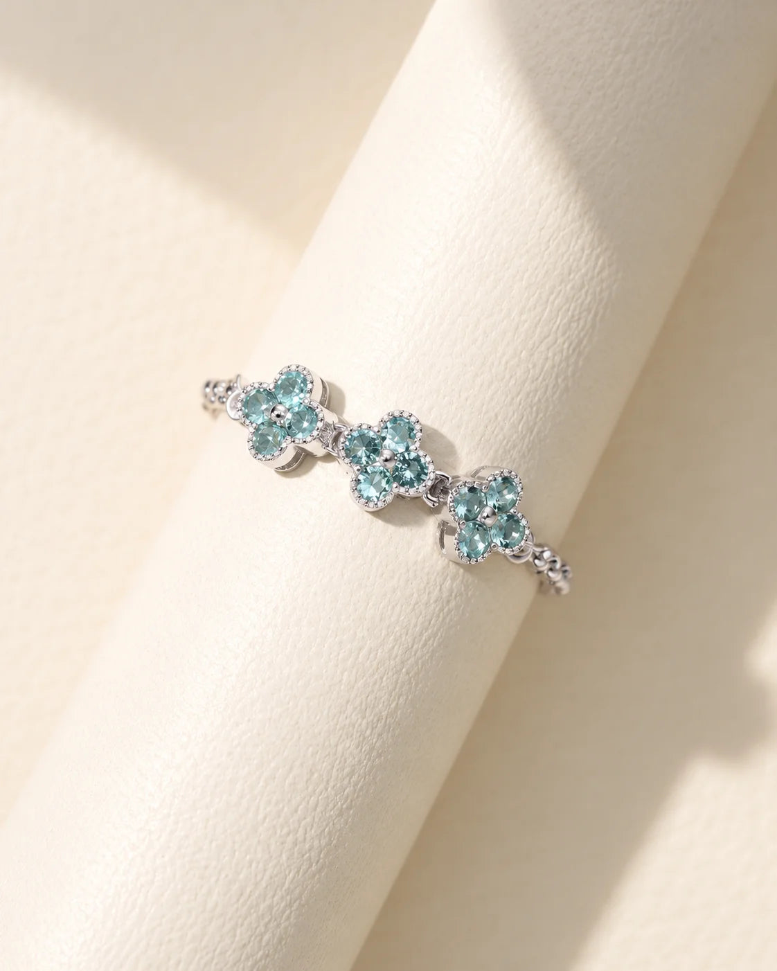 Chloe Kleeblatt Kettenring aus 925 Silber mit blauen Zirkonia