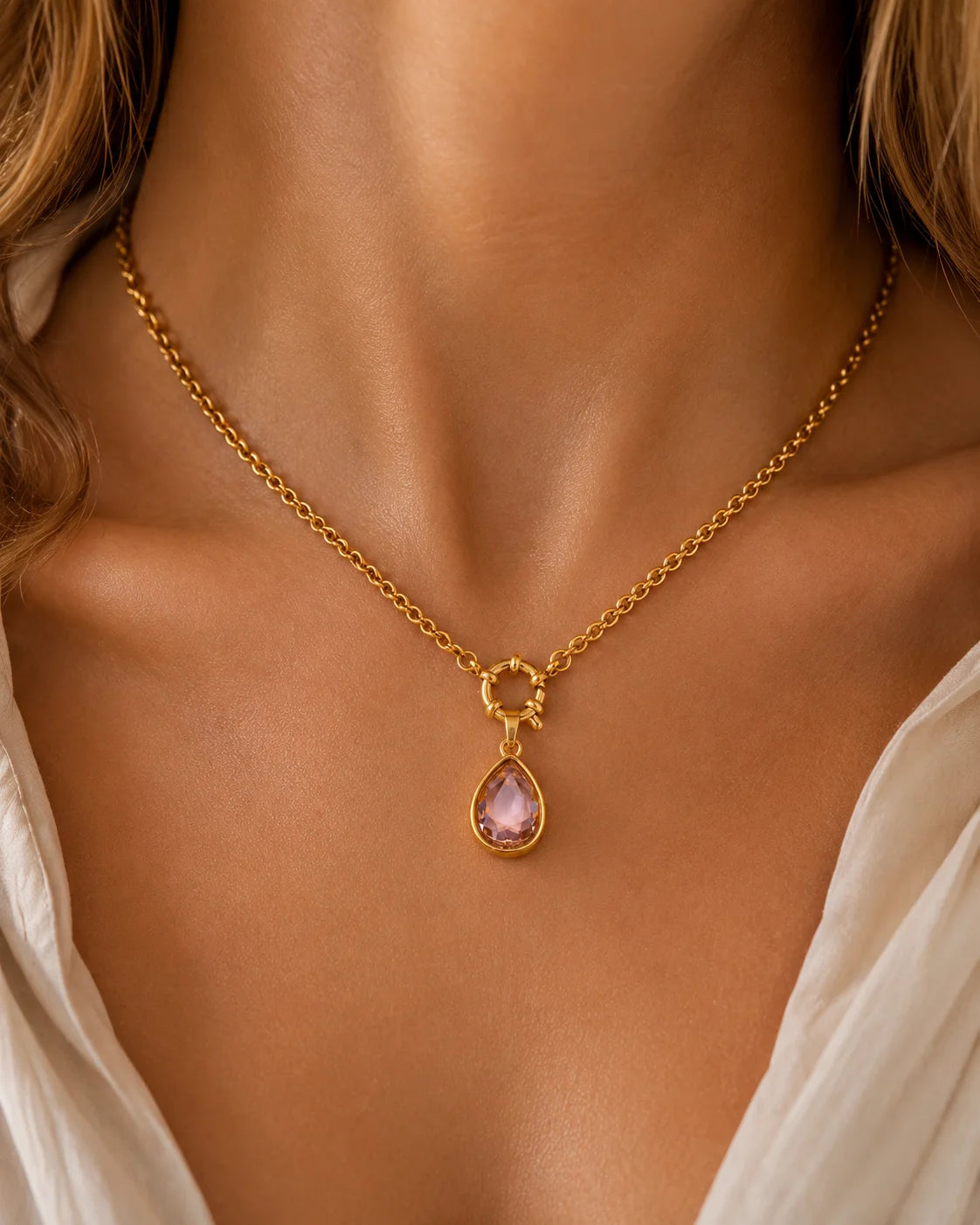 Goldener tropfenförmiger Anhänger aus 18K vergoldetem Titanstahl mit einem facettierten, rosafarbenen Zirkonia-Kristall für personalisierbare Armbänder und Ketten