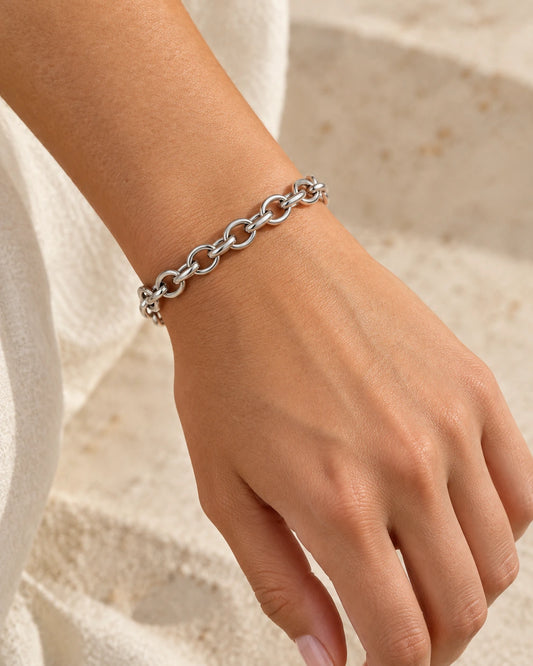 Silberfarbenes Clara Gliederarmband aus Edelstahl mit ovalen Kettengliedern, Karabinerverschluss und Verlängerungskette