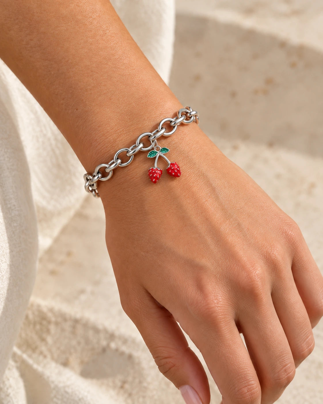 Silberfarbenes Clara Gliederarmband aus Edelstahl mit ovalen Kettengliedern, Karabinerverschluss und Verlängerungskette