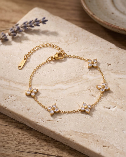 Goldenes Kleeblatt Armband mit Zirkonia von AuraGleam