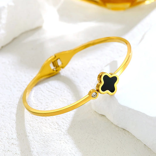 Edelstahl Armreif "Cleo" mit schwarzem Kleeblatt Motiv