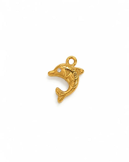 Goldener Anhänger aus 18K vergoldetem Titanstahl in Form eines Delfins, verziert mit geprägten Spiralmustern und einem Zirkonia-Kristall als Auge für personalisierbare Armbänder und Ketten
