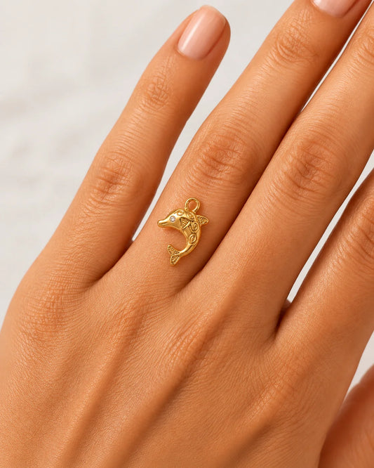 Goldener Anhänger aus 18K vergoldetem Titanstahl in Form eines Delfins, verziert mit geprägten Spiralmustern und einem Zirkonia-Kristall als Auge für personalisierbare Armbänder und Ketten