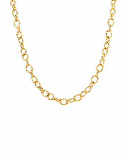 Strukturierte Gliederkette aus Titanstahl, erhältlich in Gold und Silber, ideal zum alleinigen Tragen oder in Kombination mit Charms