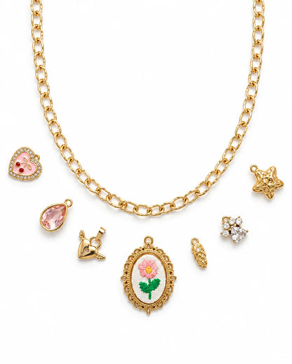 Strukturierte Gliederkette aus Titanstahl, erhältlich in Gold und Silber, ideal zum alleinigen Tragen oder in Kombination mit Charms