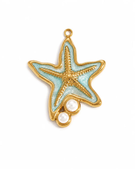 Coralie Seestern Charm aus vergoldetem Titanstahl mit hellblauer Emaille und Kunstperlen