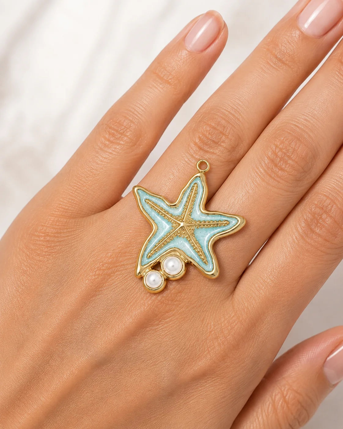 Coralie Seestern Charm mit hellblauer Emaille im Detail