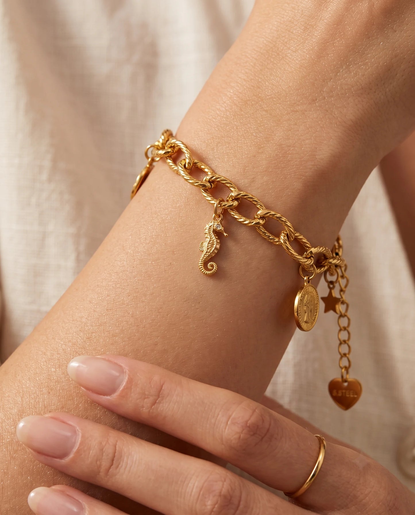 Goldener Anhänger aus 18K vergoldetem Titanstahl in Form eines detailreichen Seepferdchens mit einem Zirkonia-Kristall als Auge für personalisierbare Armbänder und Ketten