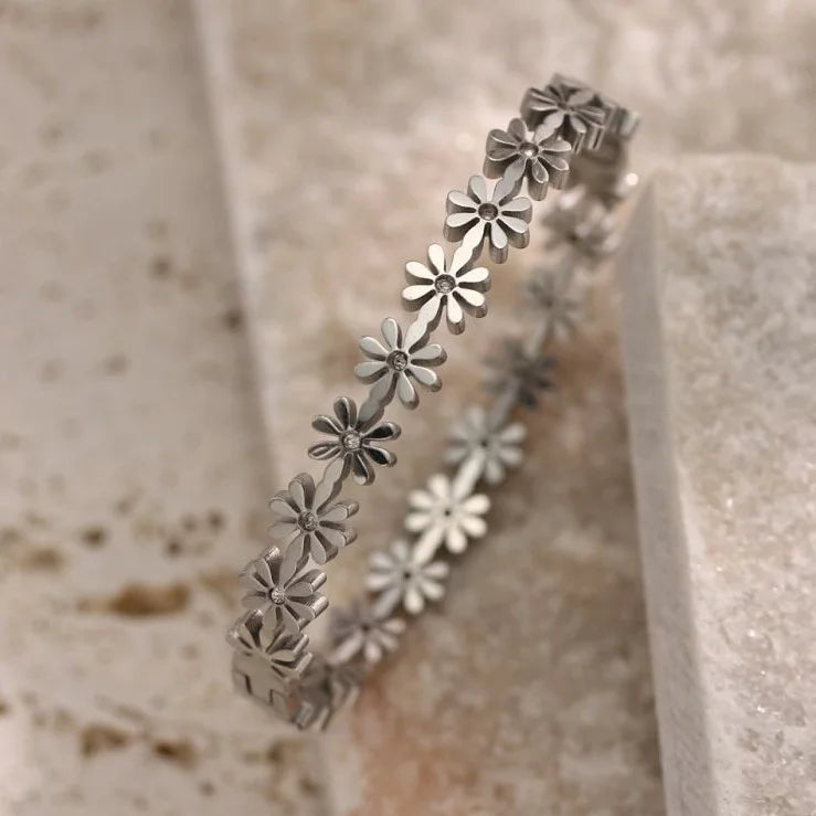 Massiver Titanstahl-Armreif "Daisy" im Blumen-Design mit Zirkonia-Steinen, 18g schwer, erhältlich in Gold und Silber