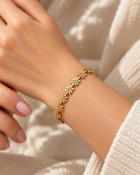 Daisy Blumen Armreif in Gold am Handgelenk getragen