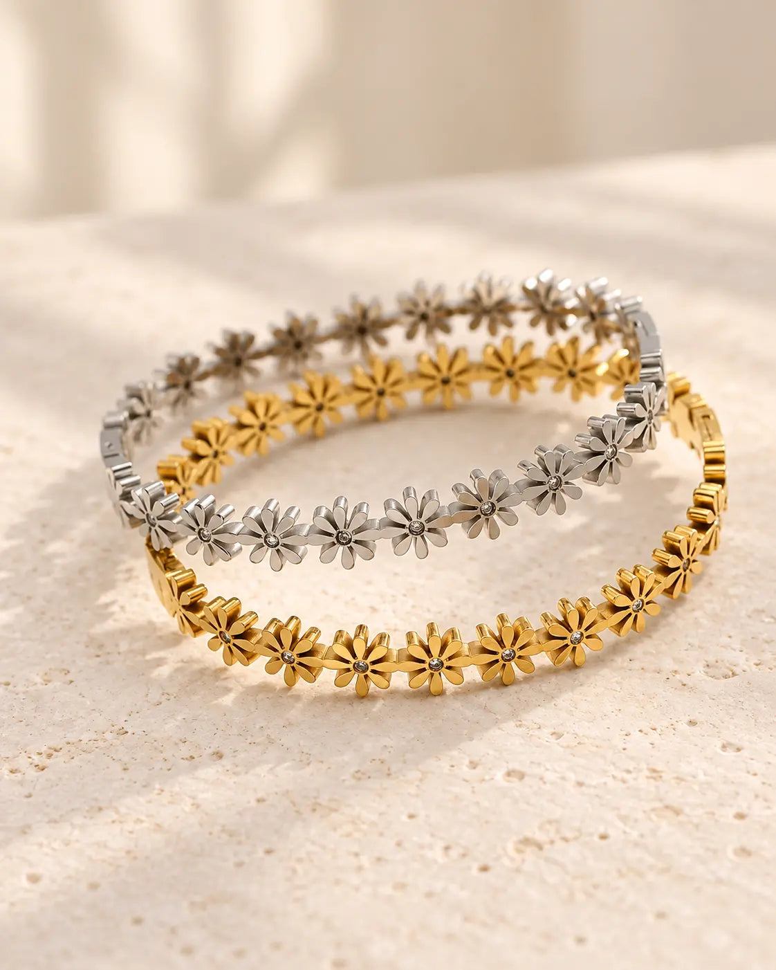 Goldener und silberner Daisy Armreif mit floralem Blumen Design