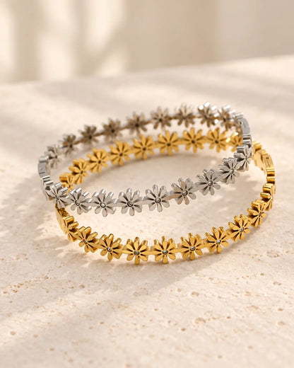 Goldener und silberner Daisy Armreif mit floralem Blumen Design