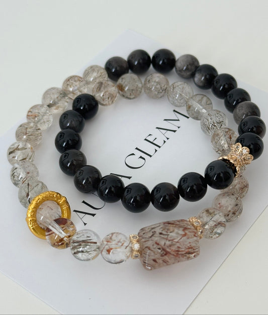 Doppel-Armband im Originaldesign aus Super Seven und schwarzem Goldobsidian, veredelt mit goldfarbenen Akzenten – kraftvolles und elegantes Schmuckstück