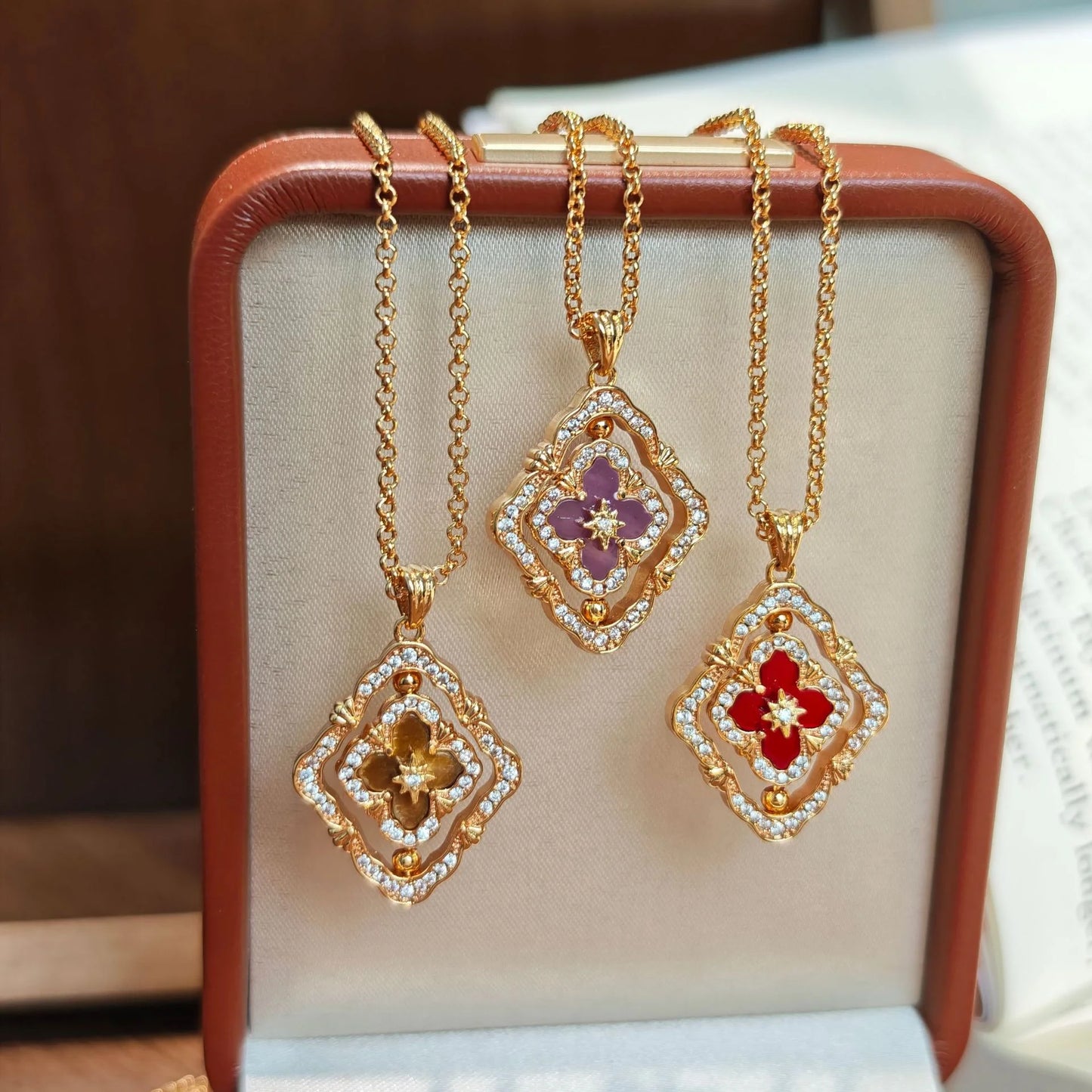 Goldene drehbare Halskette mit vierblättrigem Kleeblatt, rote Emaille und Zirkonia