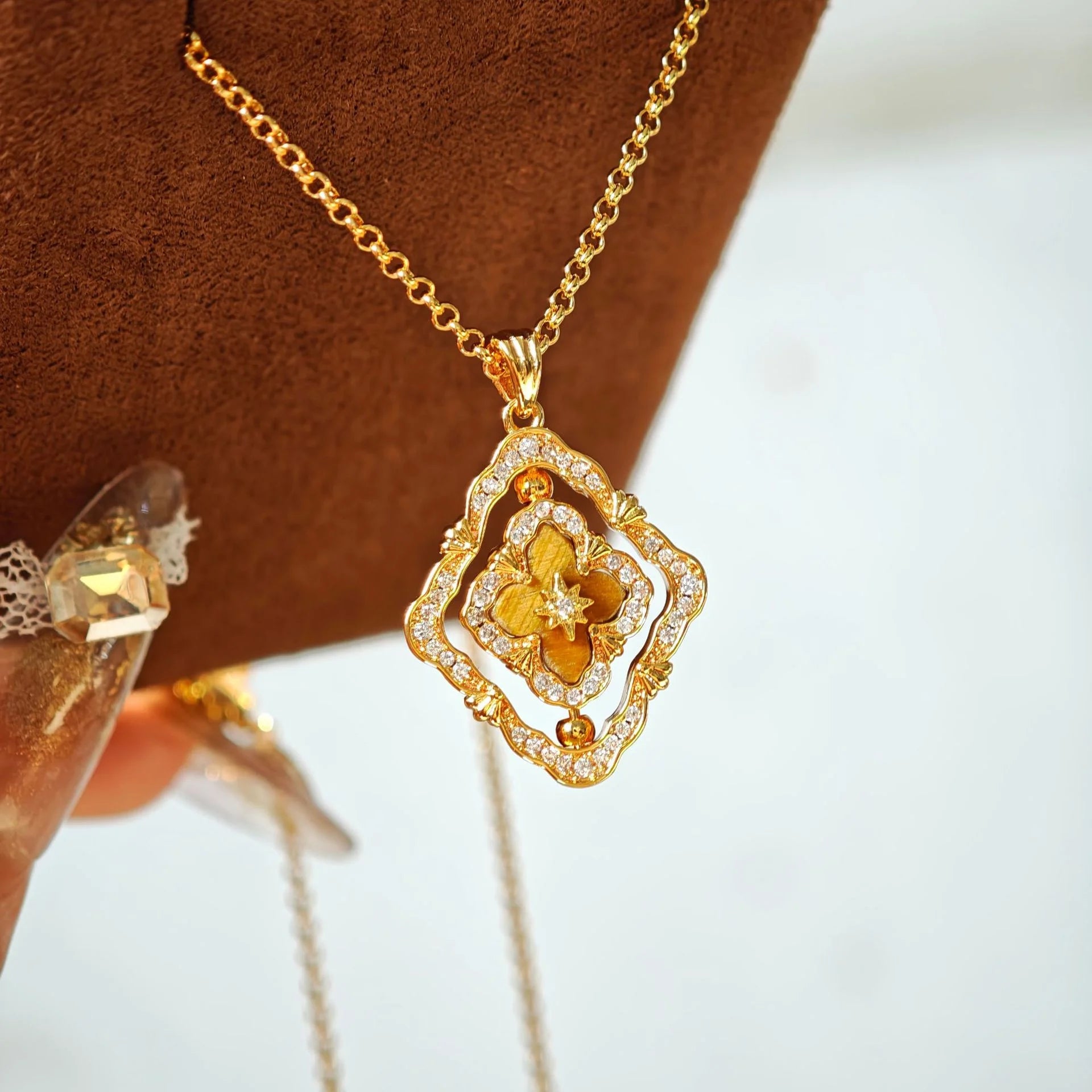 Goldene drehbare Halskette mit vierblättrigem Kleeblatt, rote Emaille und Zirkonia