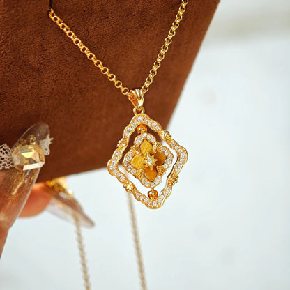 Goldene drehbare Halskette mit vierblättrigem Kleeblatt, rote Emaille und Zirkonia