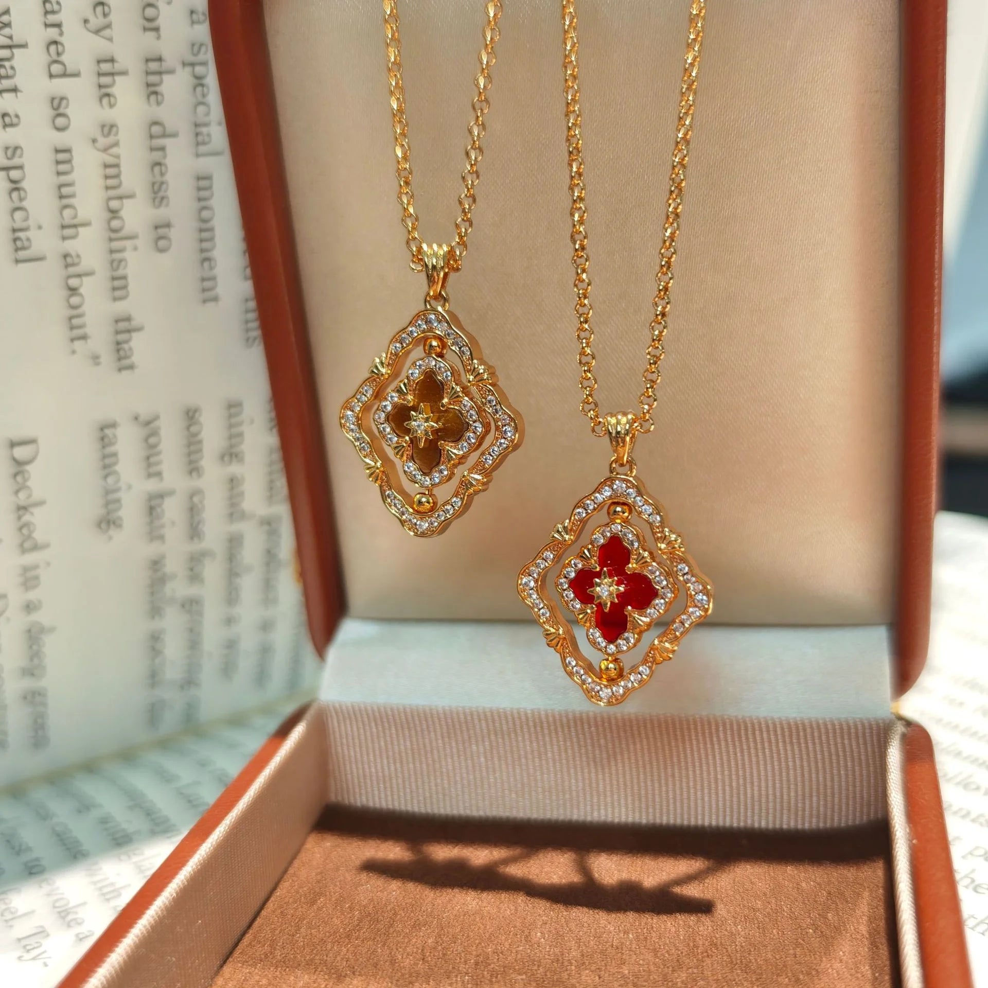 Goldene drehbare Halskette mit vierblättrigem Kleeblatt, rote Emaille und Zirkonia