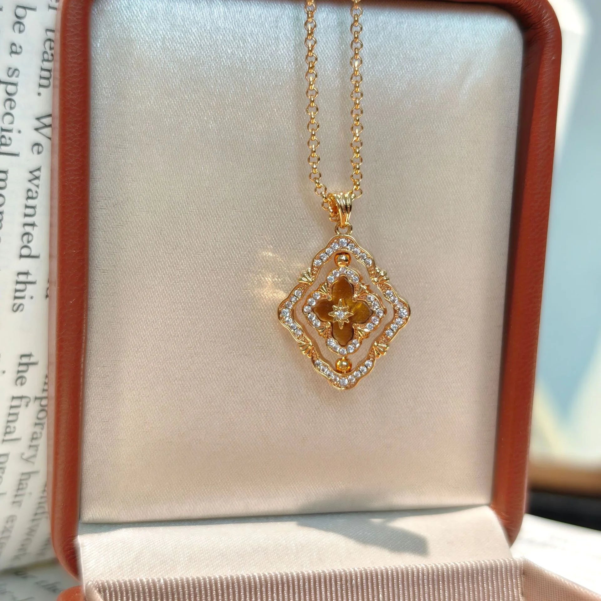 Goldene drehbare Halskette mit vierblättrigem Kleeblatt, rote Emaille und Zirkonia