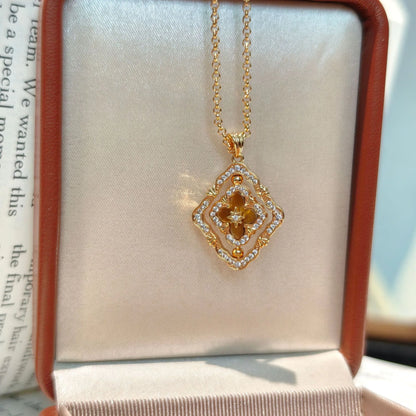 Goldene drehbare Halskette mit vierblättrigem Kleeblatt, rote Emaille und Zirkonia