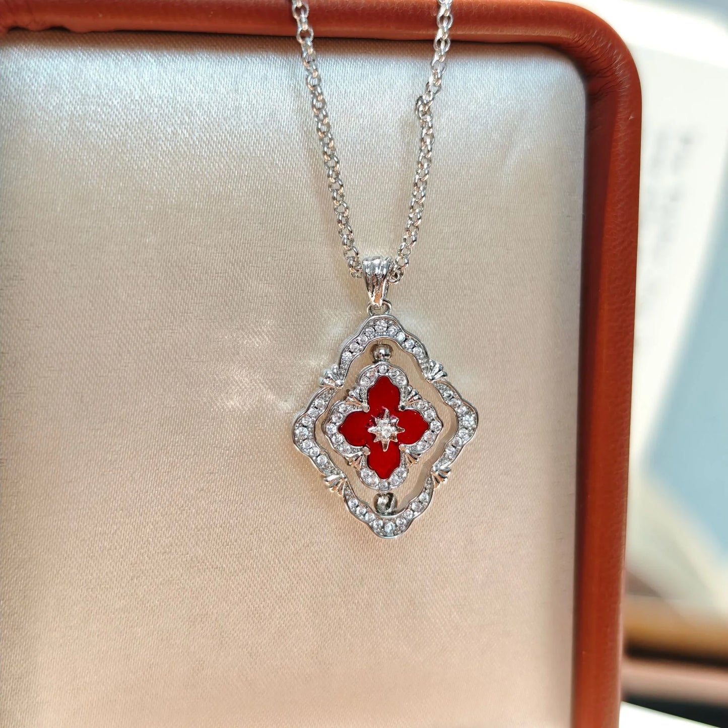 Goldene drehbare Halskette mit vierblättrigem Kleeblatt, rote Emaille und Zirkonia