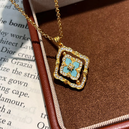 Goldene drehbare Halskette mit vierblättrigem Kleeblatt, rote Emaille und Zirkonia