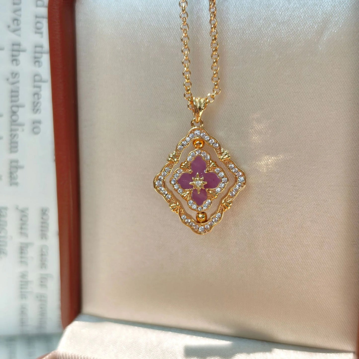 Goldene drehbare Halskette mit vierblättrigem Kleeblatt, rote Emaille und Zirkonia