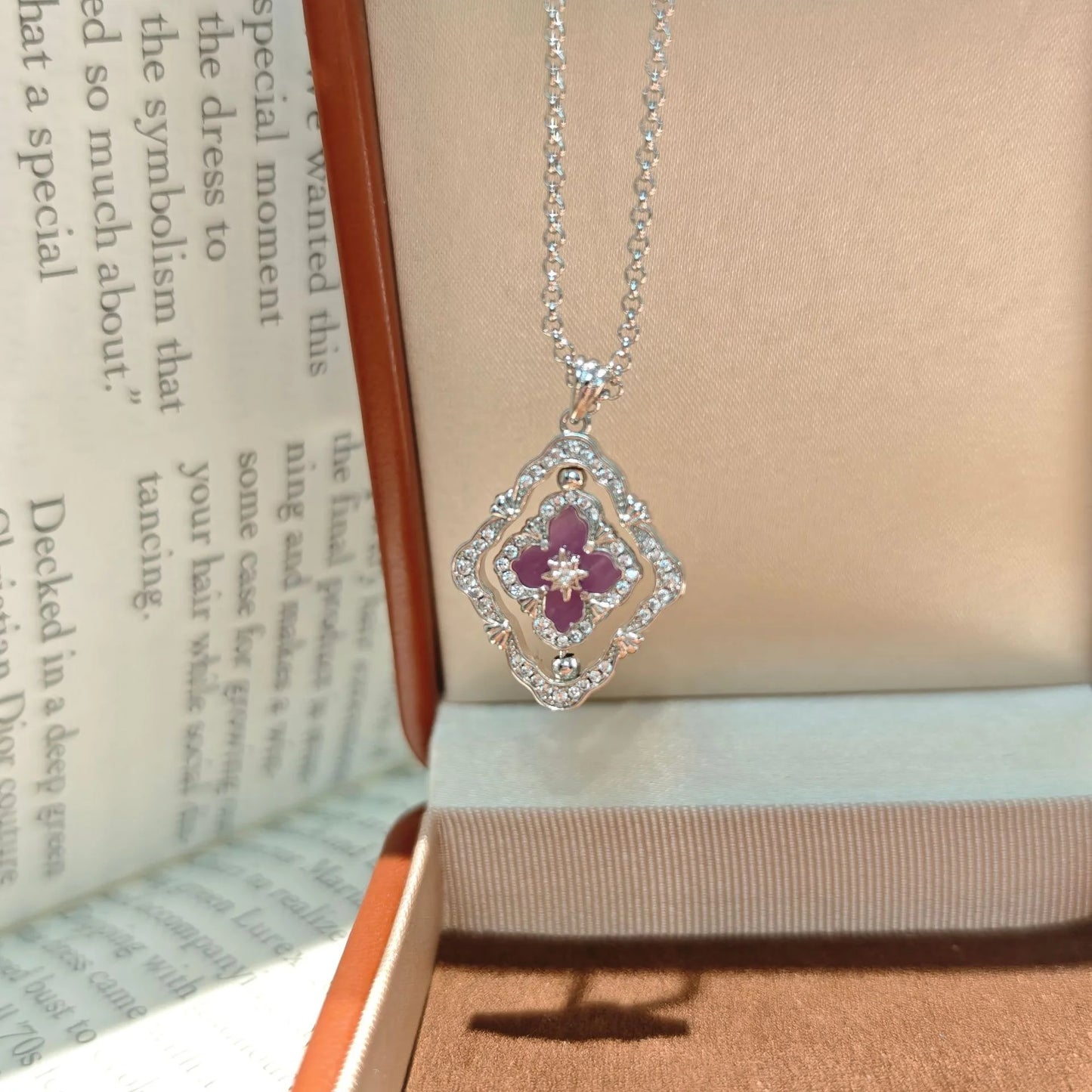 Goldene drehbare Halskette mit vierblättrigem Kleeblatt, rote Emaille und Zirkonia