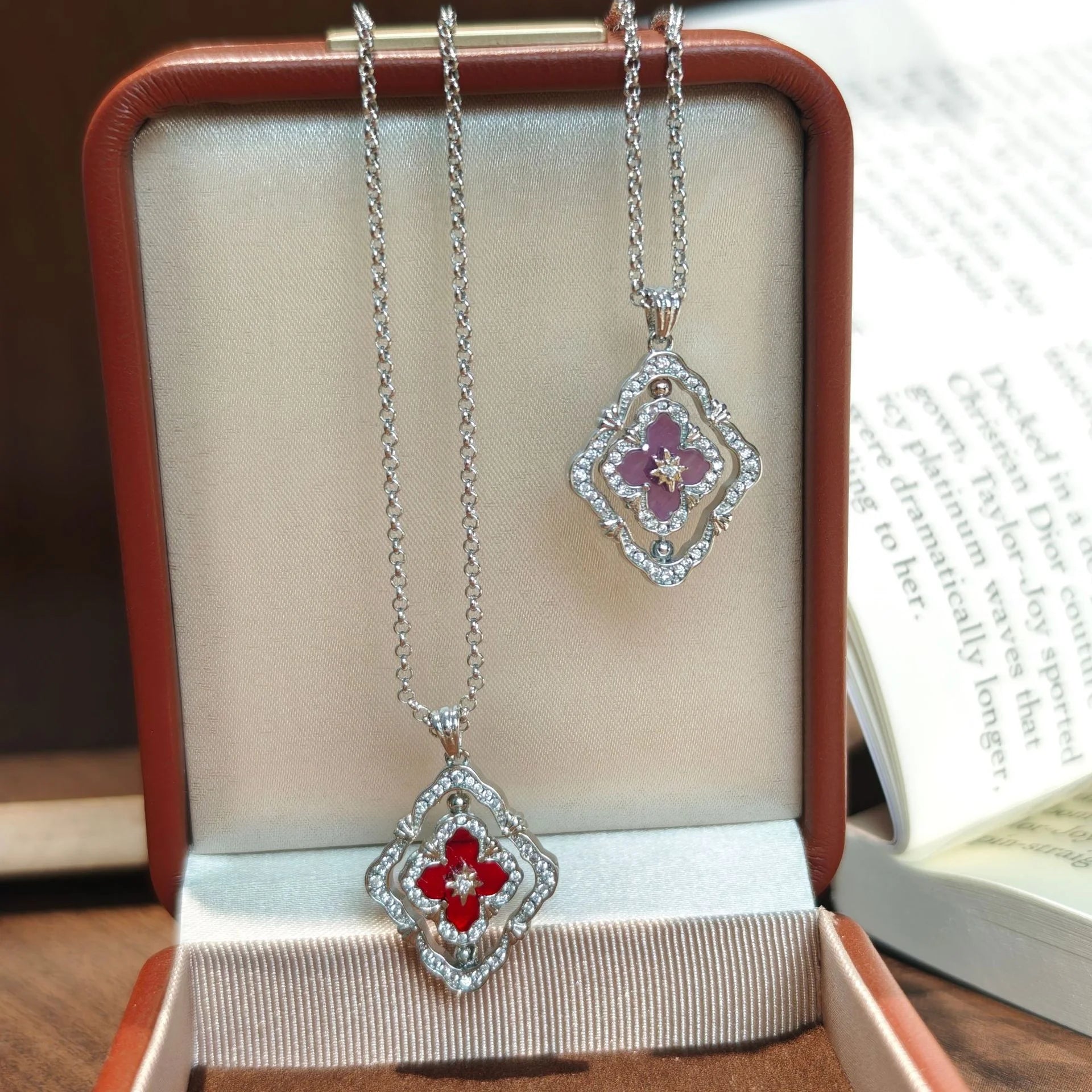 Goldene drehbare Halskette mit vierblättrigem Kleeblatt, rote Emaille und Zirkonia