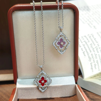 Goldene drehbare Halskette mit vierblättrigem Kleeblatt, rote Emaille und Zirkonia