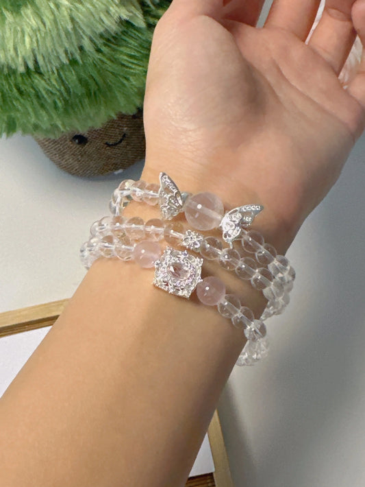 Dreifach gewickeltes Kristallarmband mit Schmetterlingsdesign