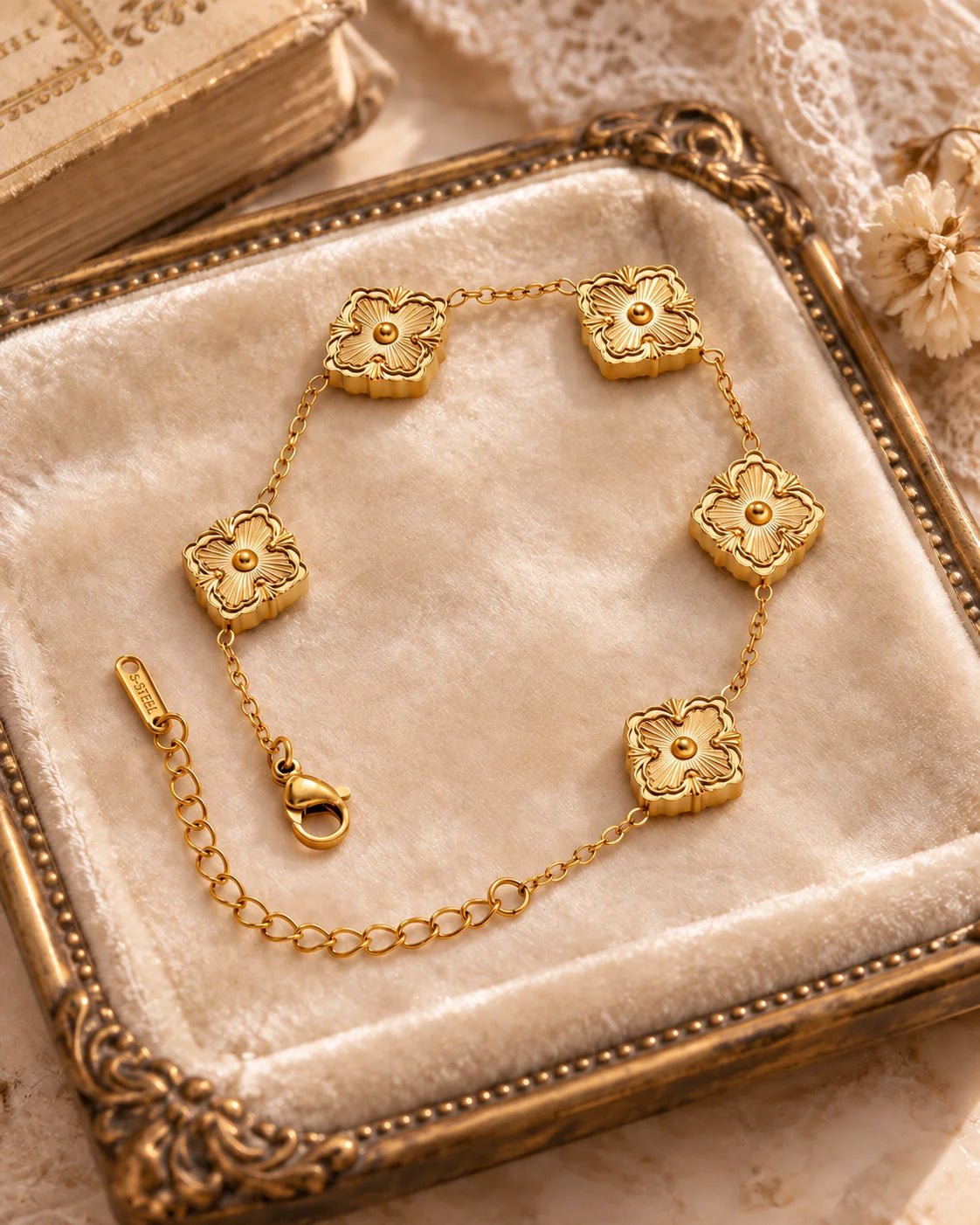 Goldenes Kleeblatt Armband mit fünf geprägten Motiven