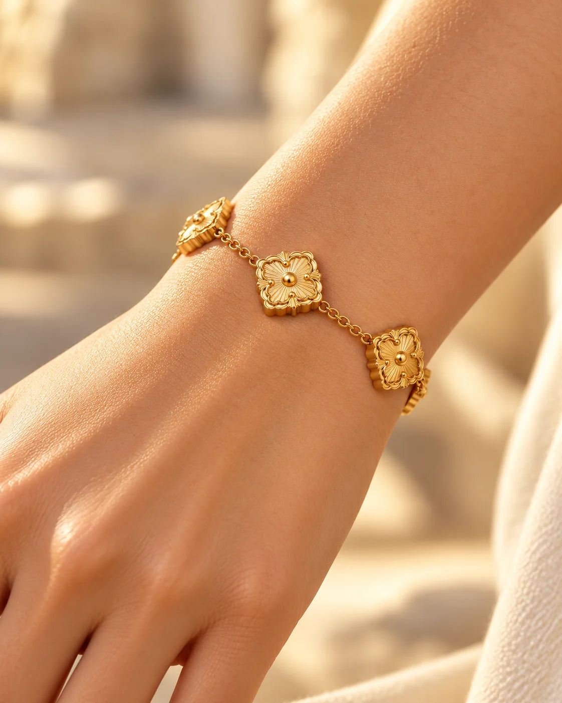 Goldenes Kleeblatt Armband am Handgelenk getragen