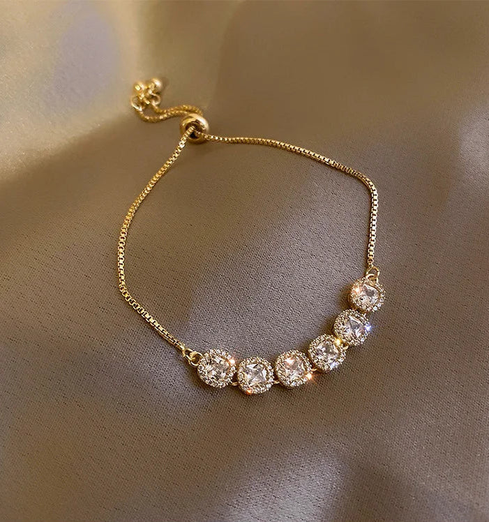 Zartes verstellbares Elara Armband in Gold und Silber mit einer Reihe aus funkelnden Zirkonia-Steinen