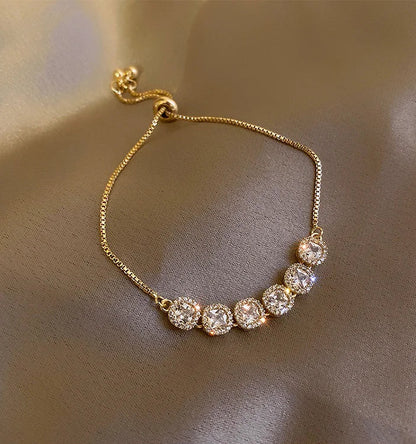Zartes verstellbares Elara Armband in Gold und Silber mit einer Reihe aus funkelnden Zirkonia-Steinen