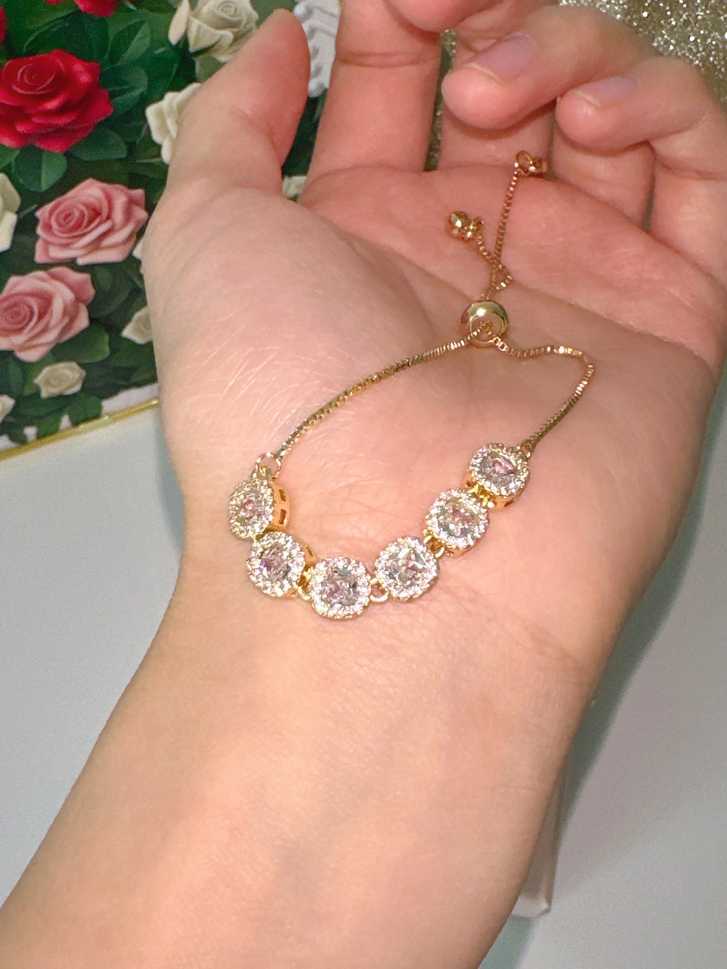 Zartes verstellbares Elara Armband in Gold und Silber mit einer Reihe aus funkelnden Zirkonia-Steinen