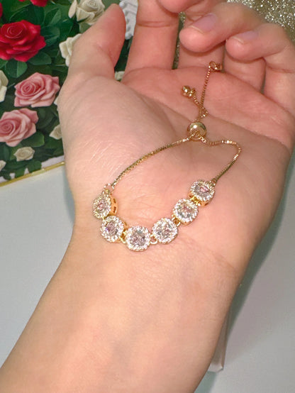 Zartes verstellbares Elara Armband in Gold und Silber mit einer Reihe aus funkelnden Zirkonia-Steinen