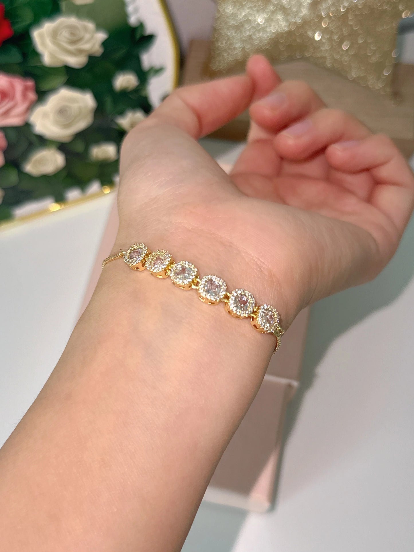 Zartes verstellbares Elara Armband in Gold und Silber mit einer Reihe aus funkelnden Zirkonia-Steinen