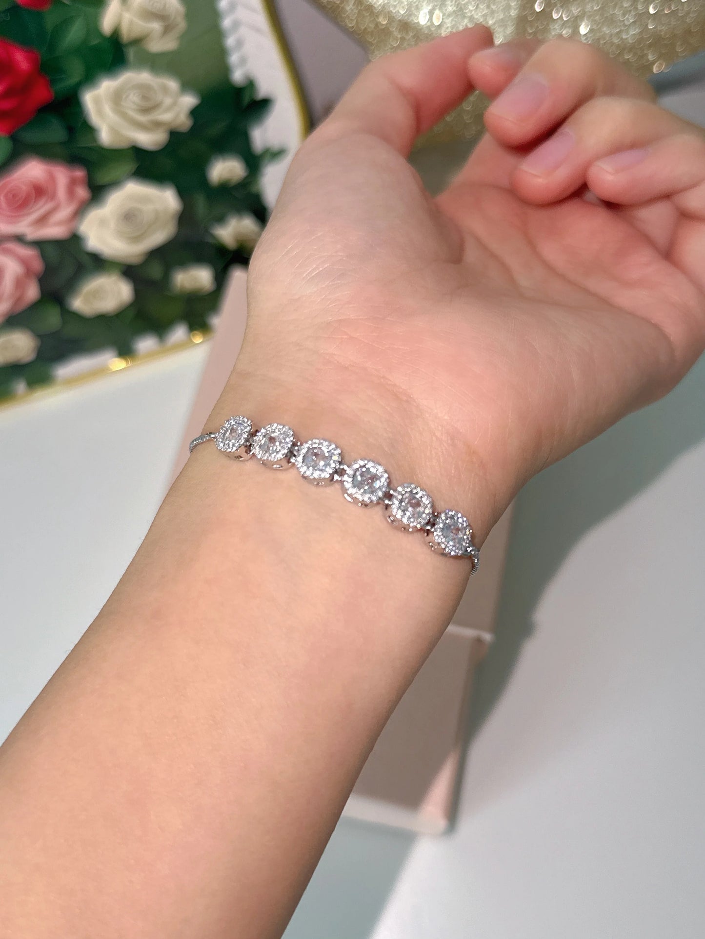 Zartes verstellbares Elara Armband in Gold und Silber mit einer Reihe aus funkelnden Zirkonia-Steinen