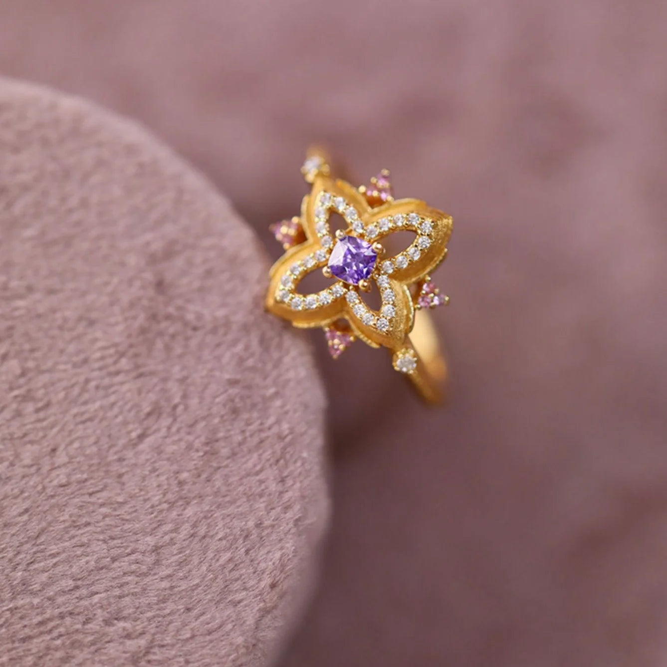 Goldener Vintage-Ring "Eleanor" im Palast-Stil mit violettem Zirkonia und mattem Gold-Finish