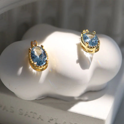 Goldene Ohrstecker mit ovalem blauem Aquamarin und kleinen Diamanten