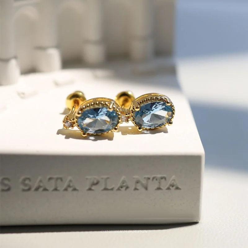 Goldene Ohrstecker mit ovalem blauem Aquamarin und kleinen Diamanten