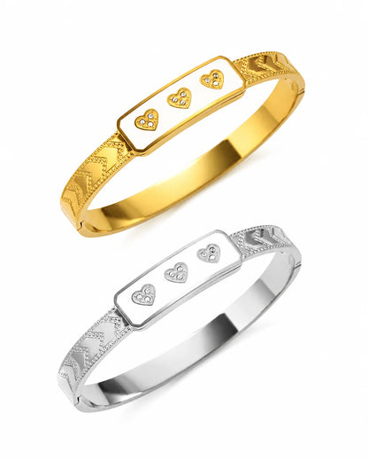 Massiver Elena's Steady Love Armreif aus vergoldetem Titanstahl mit drei Zirkonia-Herzen und grafischer Pfeil-Gravur