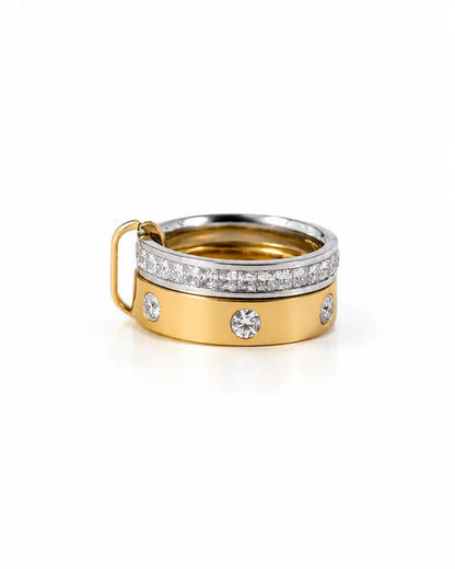 Geschlossener Bicolor-Doppelring aus Titanstahl, bestehend aus zwei ineinander verschlungenen Ringen – einer silberfarben mit durchgehenden Steinen, einer goldfarben mit einzeln gefassten Kristallen.