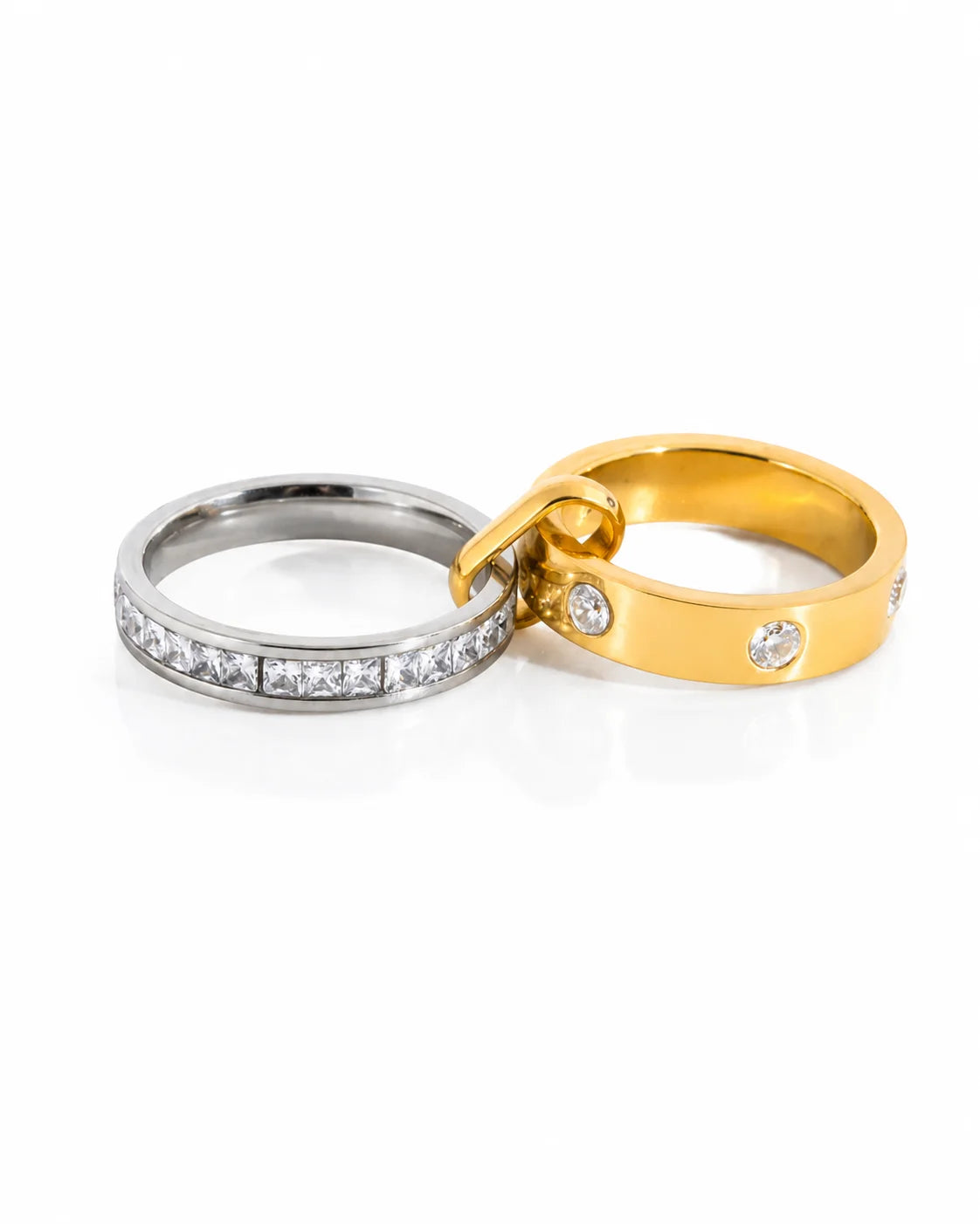 Geschlossener Bicolor-Doppelring aus Titanstahl, bestehend aus zwei ineinander verschlungenen Ringen – einer silberfarben mit durchgehenden Steinen, einer goldfarben mit einzeln gefassten Kristallen.