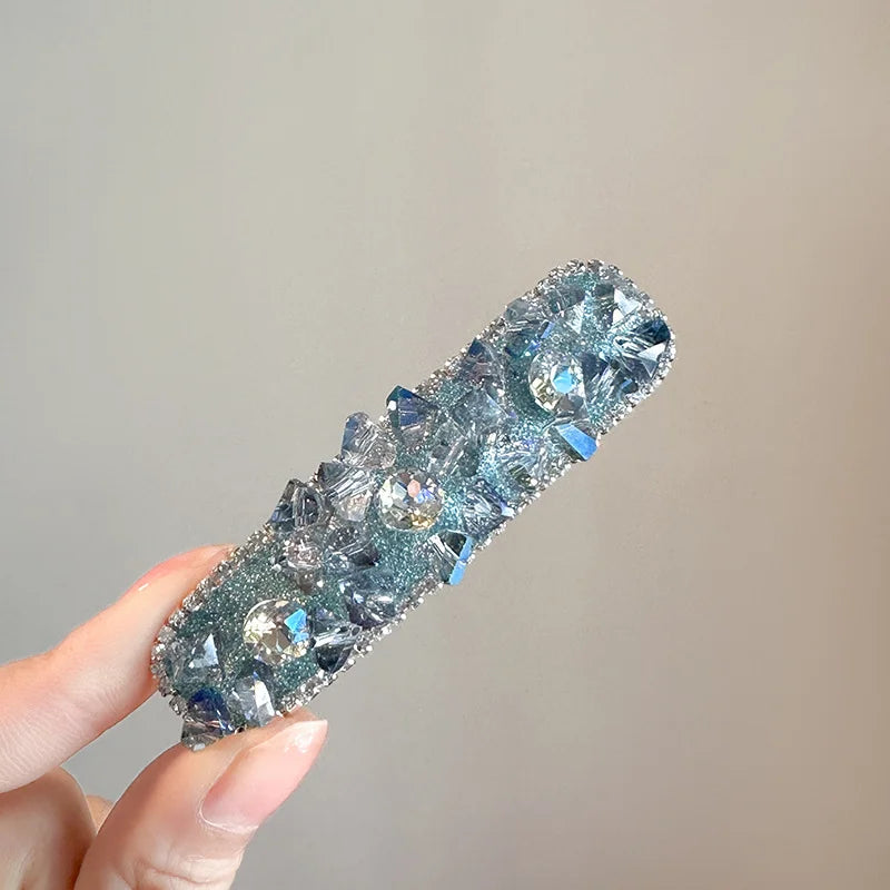 Rechteckige silberne Haarspange "Elena" überzogen mit hellblauen Kristallen und glitzernden Details