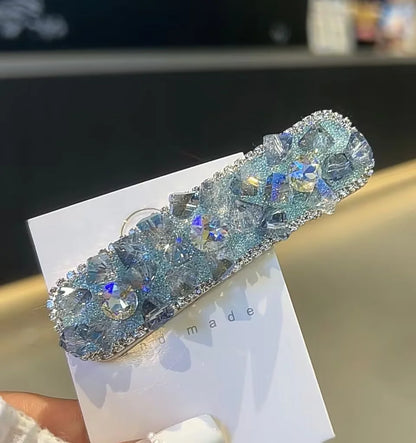 Rechteckige silberne Haarspange "Elena" überzogen mit hellblauen Kristallen und glitzernden Details